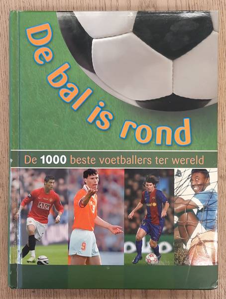 BEMMEL, NIENKE VAN. & DEUL, EVELINE. - De Bal is rond, De 1000 beste Voetballers ter Wereld.
