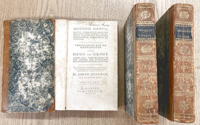GROTII, HUGONIS & GROOT, HUGO DE. - Hugonis Grotii, Batavi, Parallelon Rerumpublicarum Liber tertius: de moribus ingenioque populorum Atheniensium, Romanorum, Batavorum. Vergelyking der Gemeenebesten, door Hugo de Groot. Derde Boek: over de zeden en den inborst der Athenienseren, Romeinen en Hollanderen. Uit een echt Handschrift uitgegeeven, in 't Nederduitsch vertaald, en met Aanmerkingen opgehelderd, door Mr. Johan Meerman, Heer van Dalem en Vuren. Eerste Deel + Tweede Deel + Derde Deel.