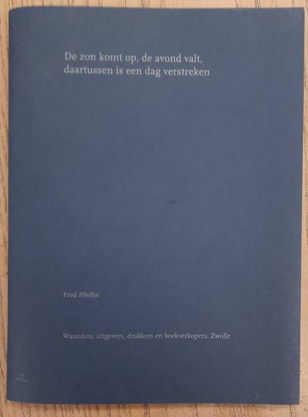 PFEIFER, FRED (TEKST) & GER DEKKERS (FOTOGRAFIE) - De zon komt op, de avond valt, daartussen is een dag verstreken