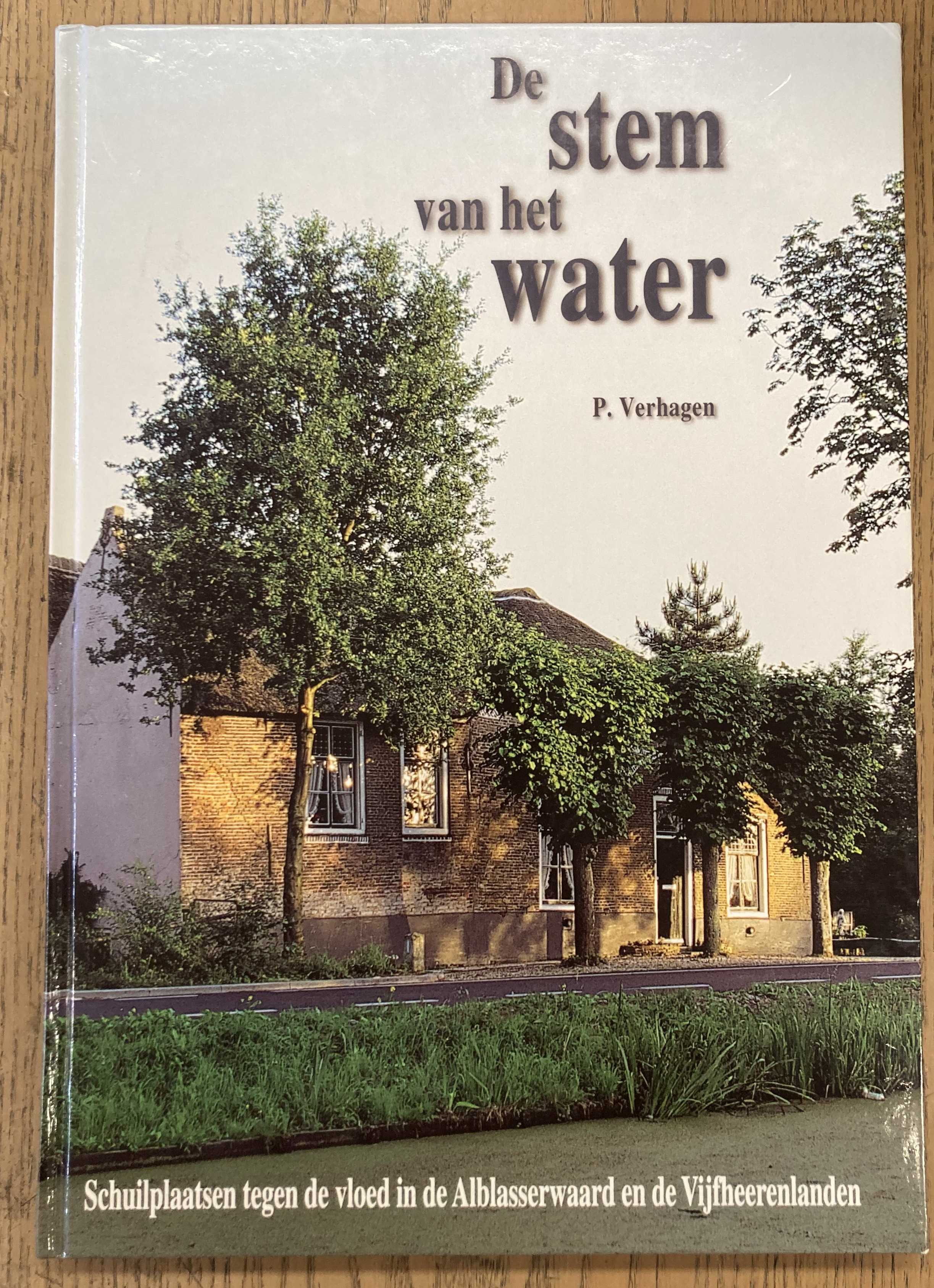 VERHAGEN, P. - De stem van het water. Schuilplaatsen tegen de vloed in de Alblasserwaard en de Vijfheerenlanden. [test]