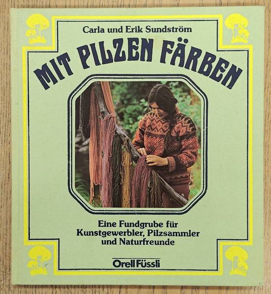 SUNDSTRM, CARLA. & SUNDSTRM, ERIK. - Mit Pilzen frben Eine Fundgrube fr Kunstgewerbler Ein Fhrer fr Pilzsammler und Naturfeunde. Aus dem Schwedischen bertragen von Senta Kapoun.