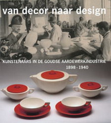 SLUIJTER-SEIJFFERT, NICOLETTE. & VOGELS, HANS. - Van decor naar design. Kunstenaars in de Goudse Aardewerkindustrie 1898 - 1940.
