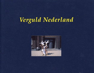 EK, GERRIT-JAN VAN & FRANK SCHALLMAIER (SAMENSTELL Verguld Nederland. Het vernis van de welvaart in acht fotoreportages.