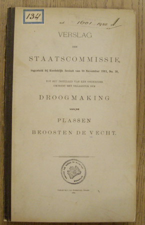 STAATSCOMMISSIE. Verslag der staatscommissie, ingesteld bij koninklijk besluit van 10 november 1911, No.30, tot het instellen van een onderzoek omtrent het vraagstuk der DROOGMAKING van de PLASSEN BEOOSTEN DE VECHT.