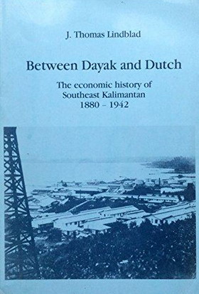LINDBLAD, J. THOMAS. Between Dayak and Dutch: The Economic History of Southeast Kalimantan, 1880-1942.