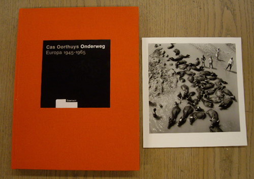 OORTHUYS, CAS., NOOTEBOOM, CEES [INLEIDING]. & JOOP DE JONG, TONI MULDER EN RIK SUERMONDT [SAMENSTELLING] Cas Oorthuys. Onderweg. Europa 1945-1965. [LUXE UITGAVE met originele foto]