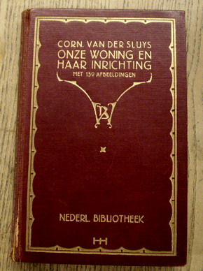 SLUYS, CORN. VAN DER. Onze woning en haar inrichting. Een boek voor allen die  belangstelling hebben voor het huis. Met 139 afbeeldingen.