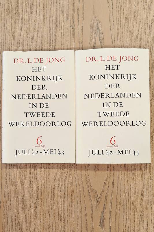JONG, L. DE. Het Koninkrijk der Nederlanden in de Tweede Wereldoorlog. Deel 6 (eerste en tweede helft). Juli '42 - mei '43. -  [ WETENSCHAPPELIJKE EDITIE ]