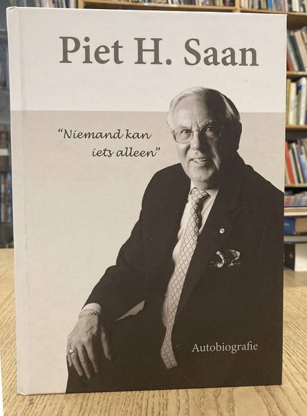 SAAN, PIET H. Niemand kan iets alleen. Autobiografie.