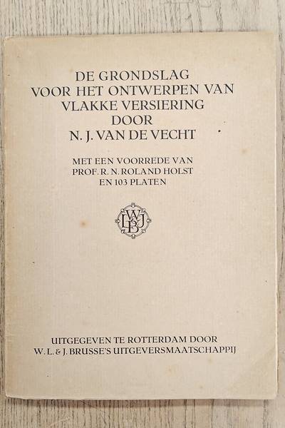 VECHT, N.J. VAN DE. De grondslag voor het ontwerpen van vlakke versiering. Een principieele beschouwing over het ontwerpen van vlakornament ............