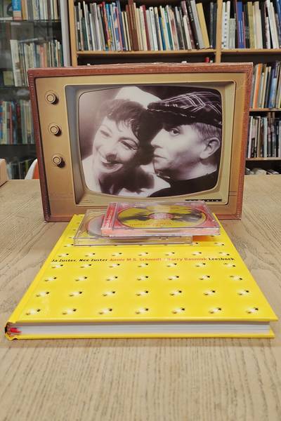 SCHMIDT, ANNIE M.G. & VISSER, FRITS [SAMENSTELLING] Ja Zuster Nee Zuster. Leesboek, een Rusthuis vol herrie [Koffer met 3 cd's]