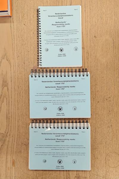 BUUTVELD, J.J.C. & J.VAN PELT. Nederlandse verantwoordelijkheidstekens van 1797. Een overzicht van de Nederlandse meestertekens, importeurstekens, kantoorherkenningstekens, essayeurstekens en handelsessayeurstekens voor goud, zilver en platina sinds de invoering van de Wet van 19 Bruma
