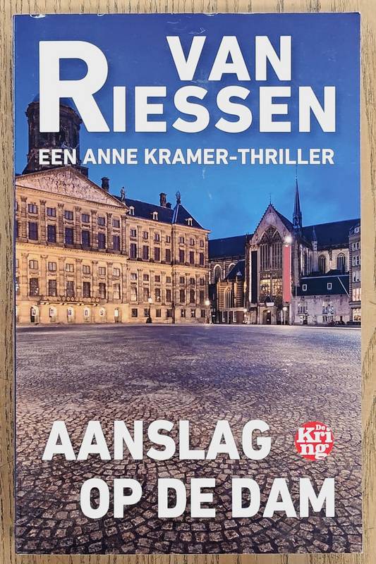 RIESSEN, JOOP VAN. Aanslag op de Dam