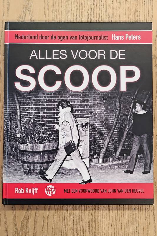 KNIJFF, ROB. & PETERS, HANS. Alles voor de scoop, Nederland door de ogen van fotojournalist Hans Peters