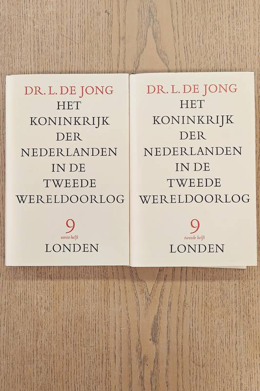 JONG, L. DE. Het Koninkrijk der Nederlanden in de Tweede Wereldoorlog. Deel 9: eerste en tweede helft. Londen. [ WETENSCHAPPELIJKE EDITIE ]