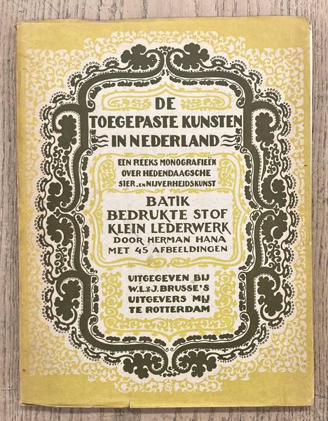 DE TOEGEPASTE KUNSTEN IN NEDERLAND. Batik, bedrukte stof, klein lederwerk.
