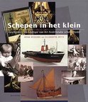 DESSENS, HENK. ; SPITS, ELISABETH. Schepen in het klein. Geschiedenis en typologie van het Nederlandse scheepsmodel.