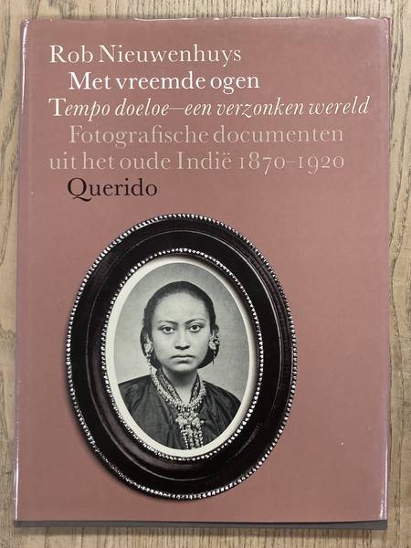 NIEUWENHUYS, R. Met vreemde ogen. Tempo doeloe - een verzonken wereld. Fotografisch document uit het oude Indië. 1870 -  1920.