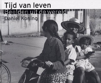 KONING, DAVID. Tijd van leven. Beelden uit de wereld 1967 - 2003. Inleiding Peter Brusse.