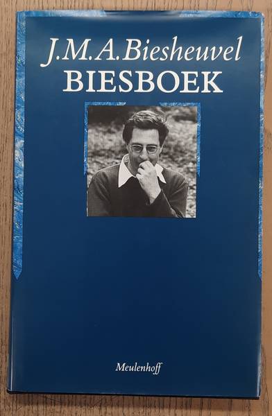 BIESHEUVEL, J.M.A. Biesboek. Foto's, documenten en tekeningen becommentarieerd door J.M.A. Biesheuvel. Samengesteld door Eva Biesheuvel-Gutlich en Tilly Hermans met bijdragen van Hanneke 't Hart, Maarten 't Hart, Anton Korteweg en Karel van het Reve.