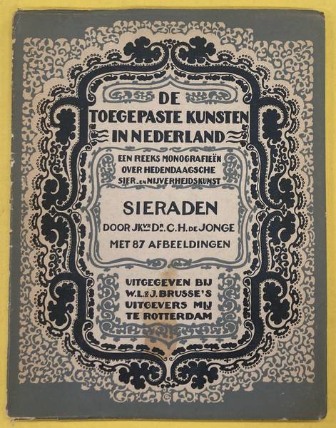 JONGE, C.H. DE. ; TOEGEPASTE KUNSTEN IN NEDERLAND.DE Sieraden. De Toegepasten Kunsten in Nederland. Een reeks monografieën over hedendaagsche sier- en nijverheidskunst.