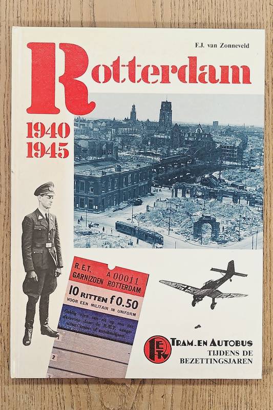 ZONNEVELD, F.J. VAN. Rotterdam 1940 - 1945. R.E.T. Tram- en Autobus tijdens de bezettingsjaren.