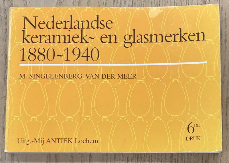 SINGELENBERG - VAN DER MEER, M. Nederlandse Keramiek- en Glasmerken 1880-1940