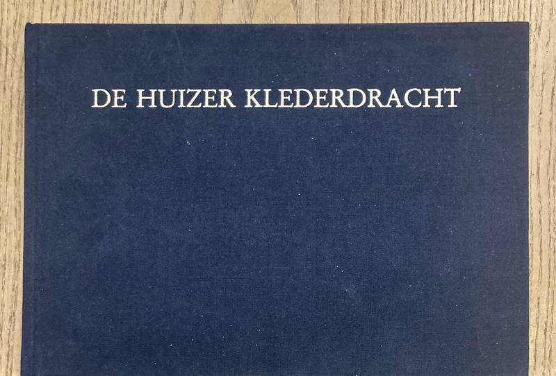 HERWERDEN-EENDEBAK, D. VAN. De Huizer klederdracht.