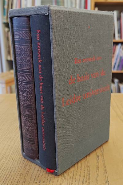 HEESAKKERS, CHRIS L. & DOUSA, JANUS. Een netwerk aan de basis van de Leidse Universiteit. Het album amicorum van Janus Dousa. Facsimile-uitgave van hs. Leiden UB, BPL 1406 met een inleiding, transcriptie, vertaling en toelichting door Chris L. Heesakkers. 2 delen in cassette.