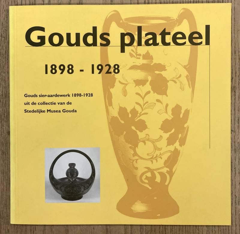 GAILLARD, KARIN. Gouds plateel 1898 - 1928. Gouds sier-aardewerk uit de collectie van de Stedelijke Musea Gouda.