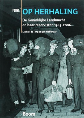 JONG, MICHIEL DE & JAN HOFFENAAR. Op herhaling. De Koninklijke Landmacht en haar reservisten 1945-2006.