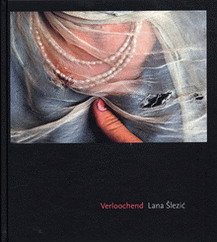 SLEZIC, LANA. Verloochend.