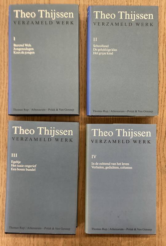 THIJSSEN, THEO. Verzameld Werk: I. Barend Wels - Jongensdagen - Kees de jongen; II: Schoolland - De gelukkige klas - Het grijze kind; III: Egeltje - Het taaie ongerief - Een bonte bundel.; IV. In de ochtend van het leven - Verhalen, gedichten, columns. [ VIER DELEN; COMP