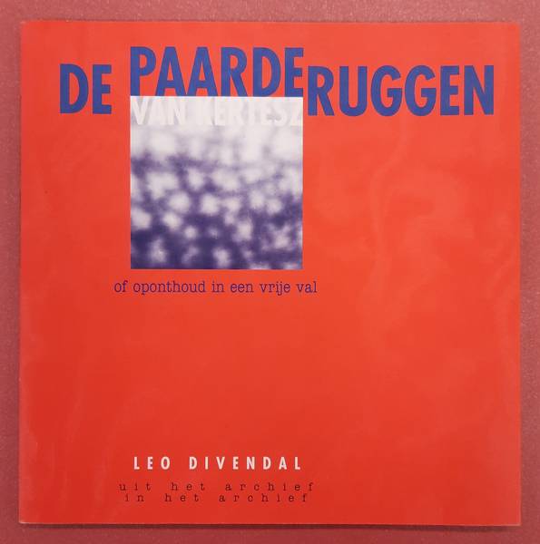 DIVENDAL, LEO. De paarderuggen van Kertesz of oponthoud in een vrije val.