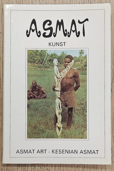 HOOGERBRUGGE, JAC. [EDITOR]. & KOOIJMAN, SIMON. 70 Jaar Asmat houtsnijkunst / 70 Tahun seni pahat Asmat / 70 Years of Asmat woodcarving in het Volkenkundig Museum Justinus van Nassau, Breda, December 1976 - Mei 1977