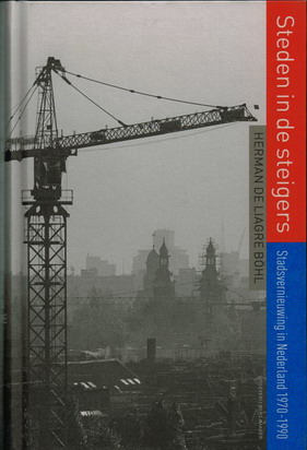 LIAGRE BÖHL, HERMAN DE. Steden in de steigers. Stadsvernieuwing in Nederland 1970-1990. isbn 9789035138759