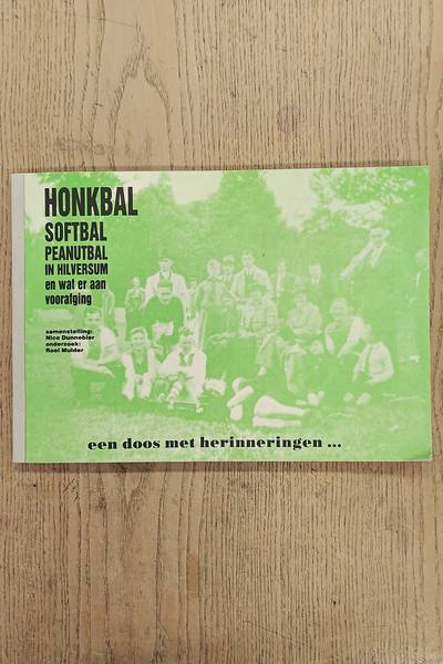 DUNNEBIER, NICO. honkbal softbal peanutbal in Hilversum en wat er aan voorafging. Een doos met herinneringen.